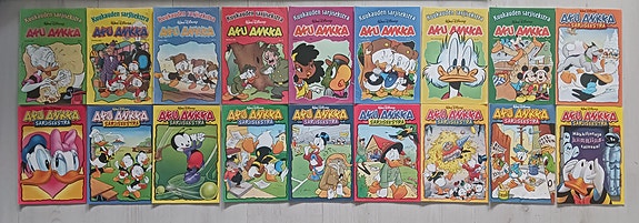 Aku Ankka Kuukausen sarjisekstra-lehtiä.