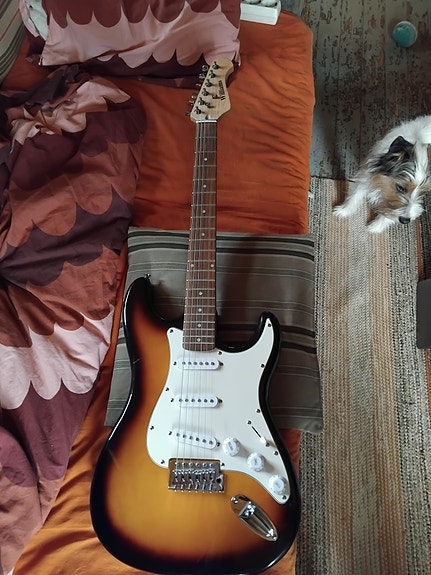 Hyvä Sunburst Stratocaster Sähkökitara