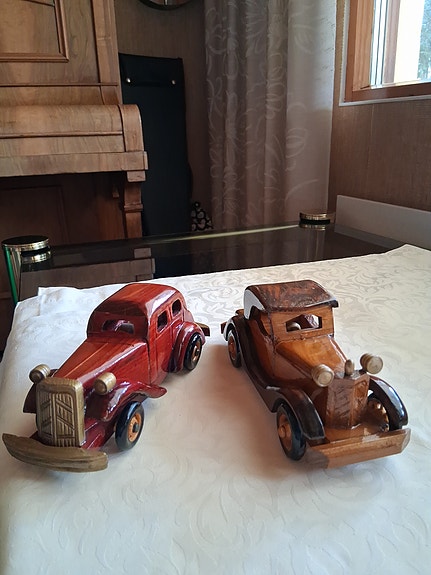 Puiset koristeautot vanhanaikainen malli