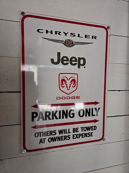 Chrysler Jeep Dodge metallinen Parking Only -kyltti