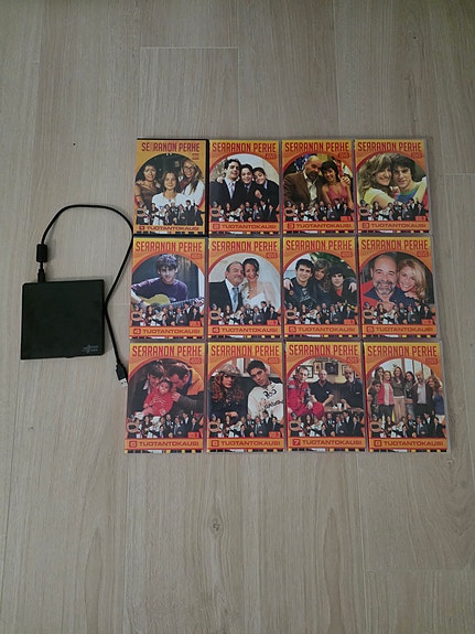 Kaikki Serranon perhe DVD:t + ulkoinen CD/DVD asema