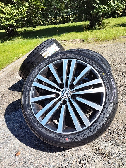 Vw OEM vanteet uusilla kesärenkailla 17"