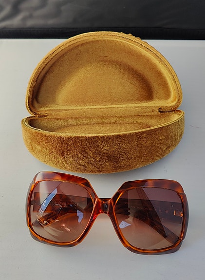 Miu Miu isot oversized aurinkolasit ja kotelo upeat!!!