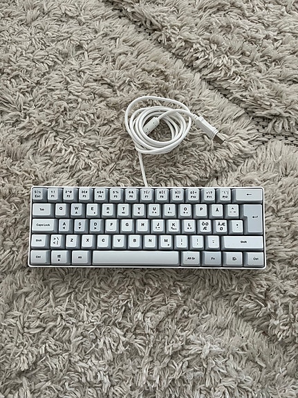 Exe valkoinen näppäimistö rgb valaistuksella