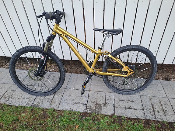 Specialized täysjousitettu maastopyörä 24"'