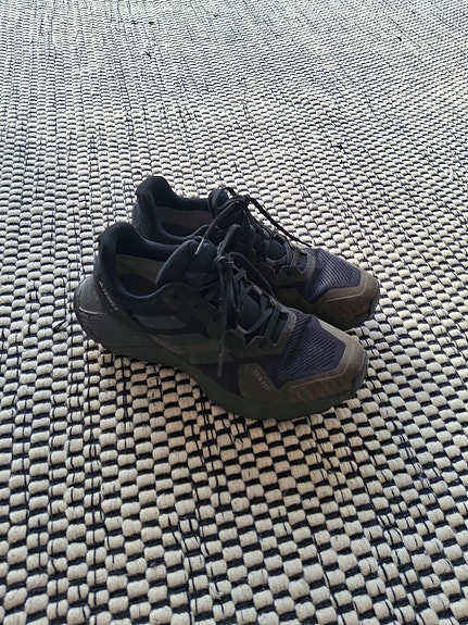 Adidas vedenpitävät lenkkarit koko 43 1/3