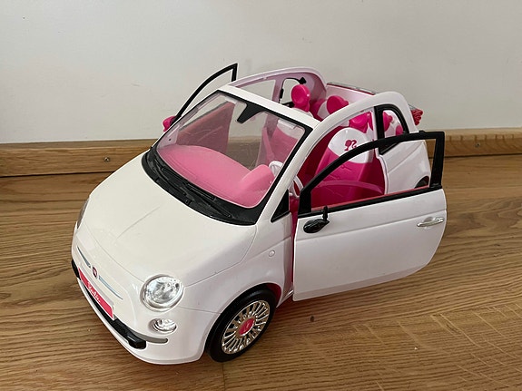 Fiat 500 avoauto nukelle (Barbie)