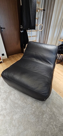 Furninova Frog nojatuoli – musta nahka – huippukuntoinen design-tuoli