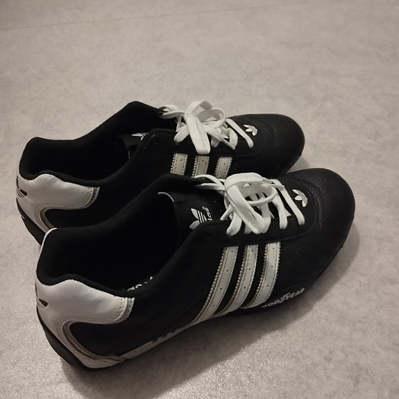 Adidas tennarit