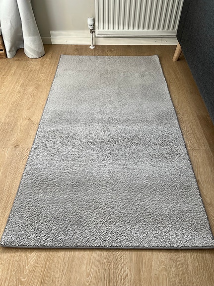 Harmaa käytävämatto