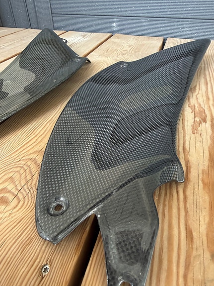 Ducati Diavel hiilikuituiset polvipaikat