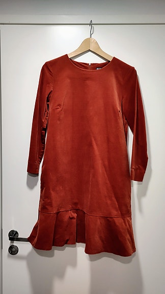 R-Collection poltetun oranssin värinen samettinen mekko