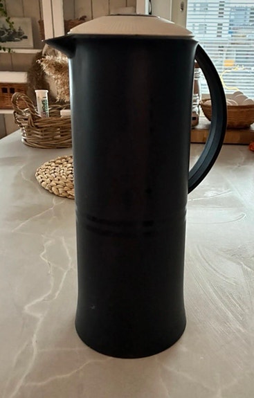 Tupperware termoskannu musta