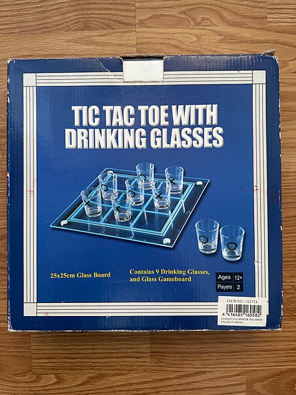 Tic Tac Toe -juomapeli lasisella pelilaudalla