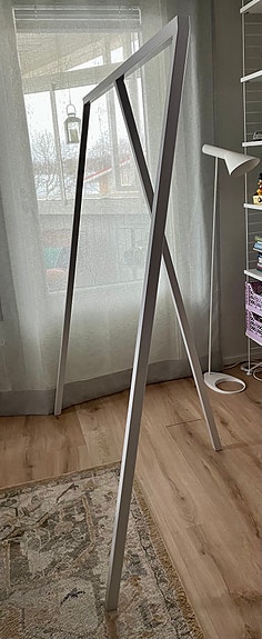 Hay Loop Stand vaateteline