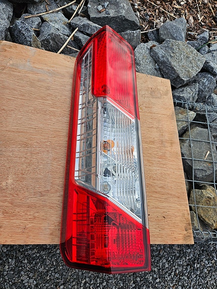 Ford Transit takavalo vasen