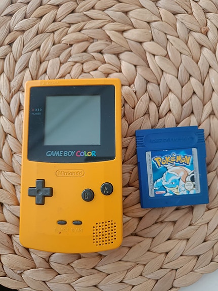 Gameboy Color pelikonsoli ja 7 peliä