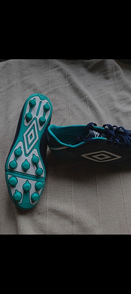Umbro koko 40 jalkapallokengät