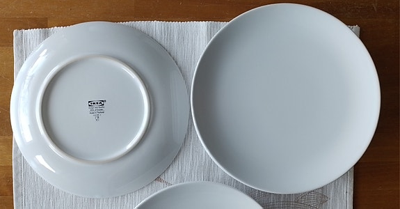 IKEA valkoiset lautaset