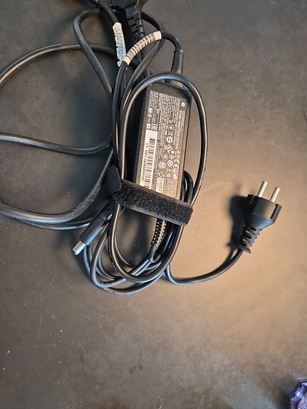 HP 65w Kannettavan tietokoneen virtalähde / laturi