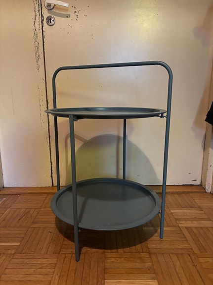 Metallinen pöytä