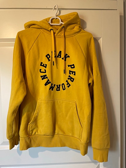 Peak Performance FI Logo H huppari S keltainen