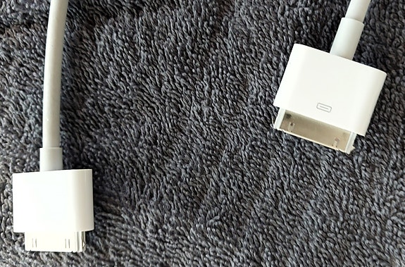 Apple adapterit 30-nastaa -> HDMI + 30 nastaa ja 30-nastaa -> VGA