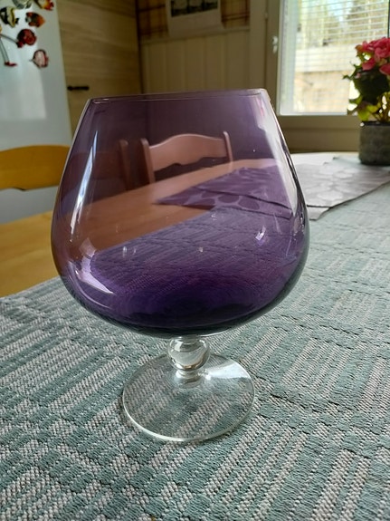 Violetti jalallinen lasi