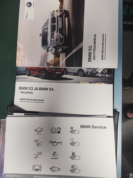 BMW X3 käyttöohjekirja ja BMW Service -kansio