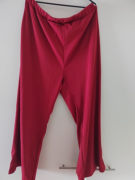 Uusi naisten asu: housut, jakku, pusero. Koko XXL/XXXL