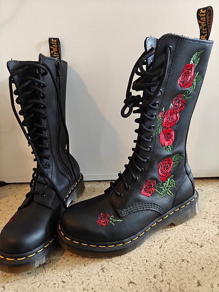Dr. Martens Vonda pitkiä saappaita