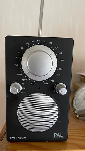 Tivoli Audio pöytäradio musta