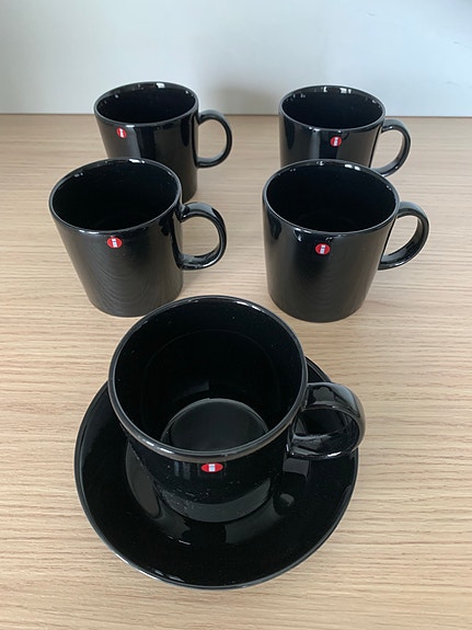 Iittala mukit ja aluslautanen musta
