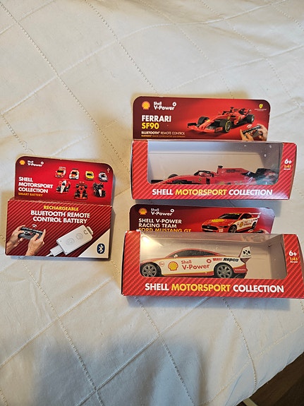 Shell Motorsport Collection pienoismallit ja Bluetooth-ohjain