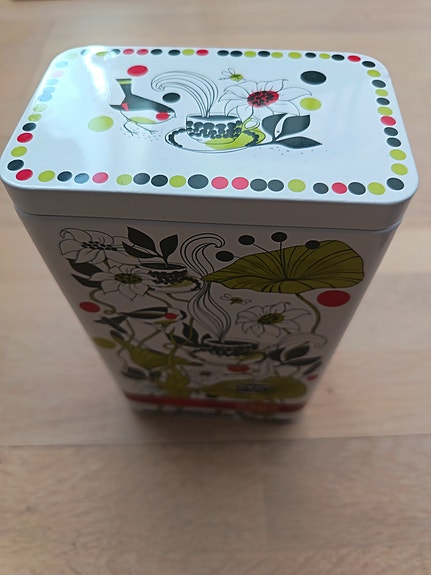 Marimekko peltipurkki kukkakuosilla