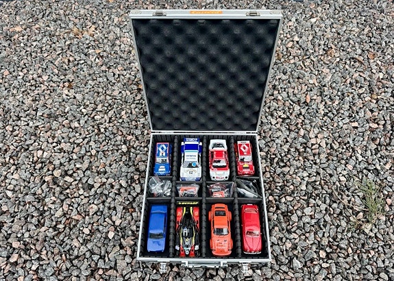 Carrera/Scalextric/Ninco 1:32 rata-autojen alumiininen kuljetussalkku