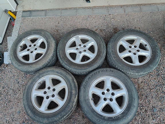 Toyota rav4 mk2 vanteet huonokuntoisilla kesärenkailla 5kpl