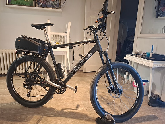 cube alu runkinen pyörä. haarukka jousitteinen myös lukittavissa .