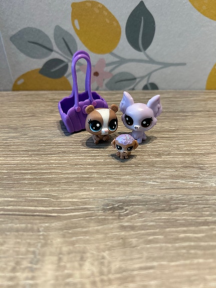 Kolme Littlest pet shop eläintä ja pieni laukku