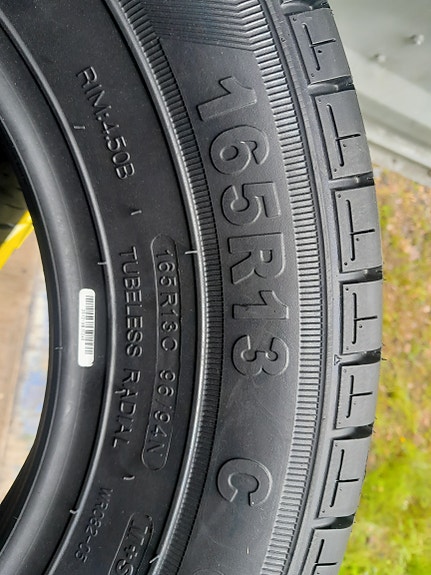 Trailerin renkaat  165r13c asennettuna