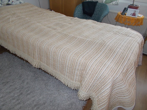 Päiväpeite 2 maattavaan sänkyyn, pituus 206 cm, leveys 212 cm + hapsut