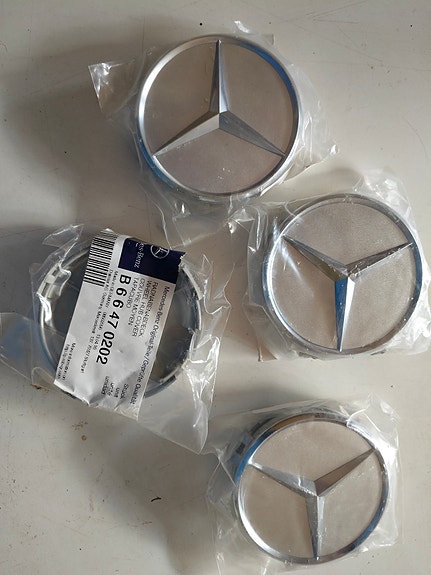 Mercedes-Benz vanteiden keskiöt tähtilogolla