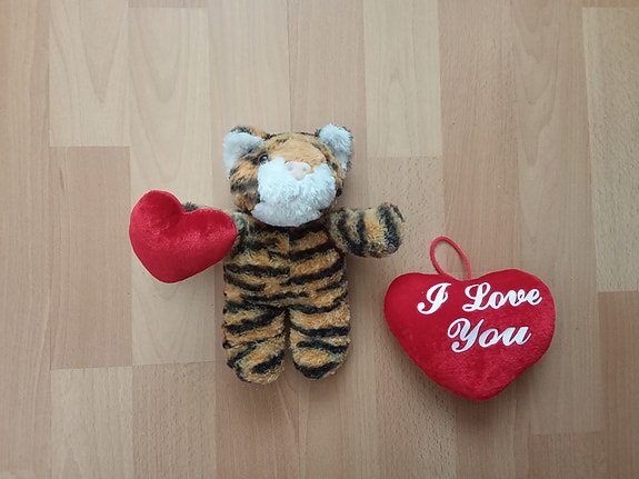 Pehmotiikeri sydämellä ja I love you -sydän