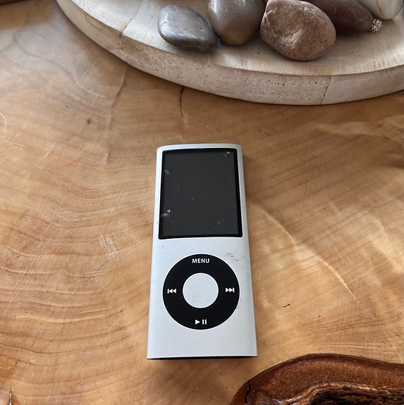 Apple iPod Nano 8 GB Silver Flash Portable Media Player