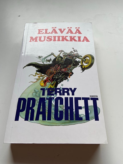 Terry Pratchett Elävää musiikkia pokkari suomeksi
