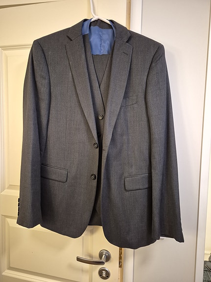 Dressmann miesten harmaa puku ja liivi koko 50