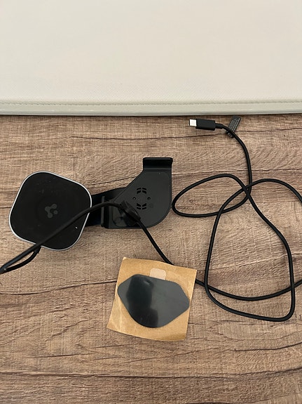 Musta USB-telakka autoon ja langaton latausteline