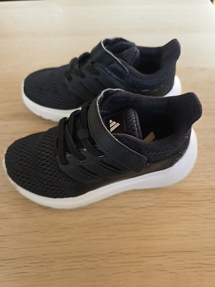 Adidas lenkkarit 28
