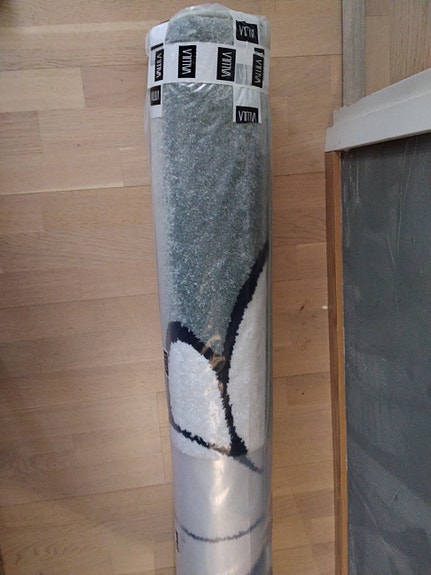 Vallilan vaaleanvihreä/valkoinen iso matto nimeltä Kukkatarha