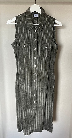 Kaunis pitkä napillinen mekko 36 / UK 10